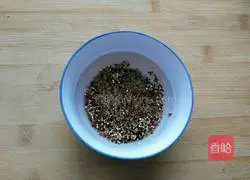 Illustration of how to make three-color quinoa and purple sweet potato porridge 2