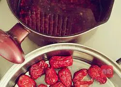 Illustration of how to make raisin and wolfberry hair cake 1