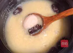 Illustration of how to make Angelica Astragalus Millet Porridge (blood-tonifying and qi-tonifying medicinal diet) 7