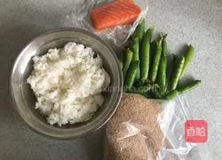 Illustration of how to make salmon and sesame rice balls 1