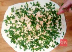 Illustration of how to make chive and salt and pepper rolls 5