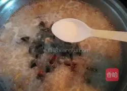 Illustration of how to make lean meat and preserved egg porridge 12
