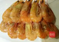 Illustration of how to make Vietnamese spring rolls wrapped with seasonal vegetables and prawns 3