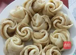 Illustration of how to make salt and pepper rose rolls 7