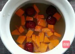 Illustration of how to make millet, red dates and pumpkin porridge 4