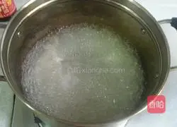 Illustration of how to make spring rolls with chives, eggs and vermicelli 4