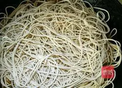 Illustration of how to make potato and kidney bean braised noodles 7