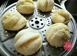 Illustration of how to make coconut flower rolls 22