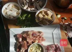 Illustration of how to make three-color flower rolls with braised vegetables 8