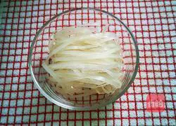 Illustration of how to cook rice noodles in a microwave oven in eight minutes