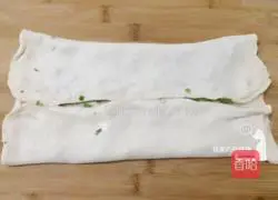 Illustration of how to make scallion rolls 7