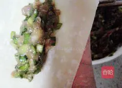 Illustration of how to make leek and meat pot stickers 4