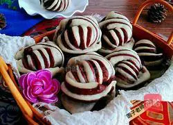 Illustration of how to make two-color flower rolls 19