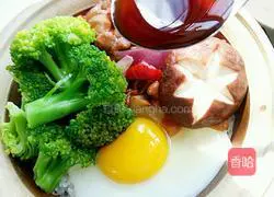 Illustration of making mushroom and chicken claypot rice 19