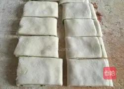 Illustration of how to make onion-flavored flower rolls 11