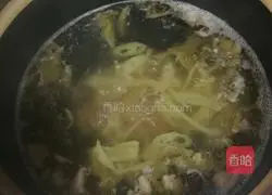 Illustration of how to make spicy and sour seafood rice noodles 10