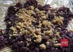 Illustration of how to make black rice balls 4