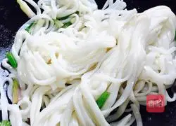 Illustration of how to make fried Shanshui rice noodles with fresh vegetables 4