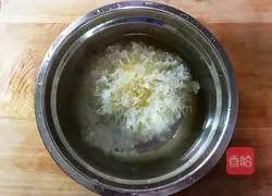 Illustration of how to make papaya, white fungus and millet porridge 5