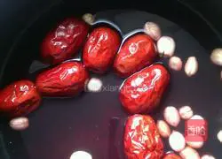 Illustration of how to make blood-tonifying porridge 3