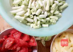 Illustration of how to make braised beans and noodles 3