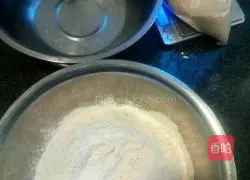 Illustration of how to make scallion, ham and sausage rolls 1