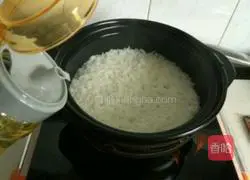 Illustration of how to make spareribs claypot rice 7