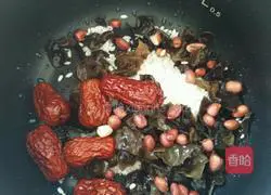 Illustration of how to make fungus and red date porridge 2