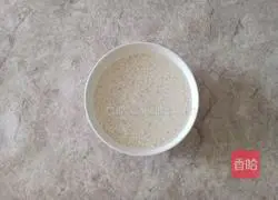 Illustration of how to make carrot and minced meat porridge 2