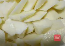 Illustration of how to make braised noodles with potatoes and beans 3