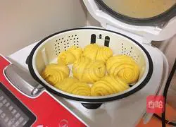 Illustration of how to make pumpkin rolls 22