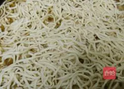 Stewed noodles with three diced green beans Illustration of practice 12