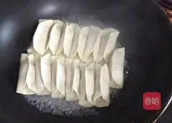 Illustration of how to make crispy pot stickers 7