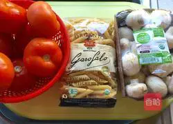 Illustration of how to make chicken breast, mushroom and red sauce Italian noodles 1