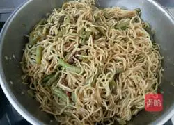 Illustration of how to make braised beans and noodles 7