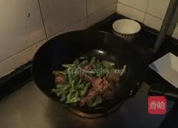 Illustration of how to braise pork ribs and noodles in iron pot 4