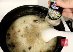 Illustration of how to make preserved egg and lean meat porridge 8