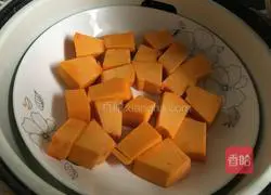 Illustration of how to make two-color chrysanthemum rolls 1