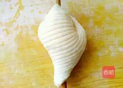 Illustration of how to make salt and pepper shell flower rolls 18