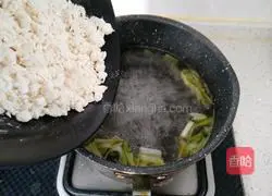 Illustration of how to make leek and clam seafood soup 9