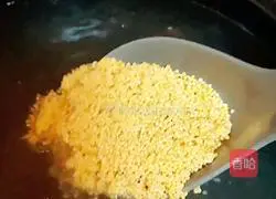 Illustration of how to make millet and sea cucumber porridge 4