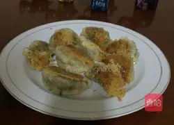 Illustration of how to make frozen dumplings into golden pot stickers 7