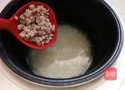 Illustration of how to make preserved egg and lean meat porridge 7