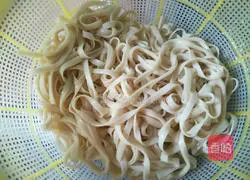 Illustration of how to make saliva cold noodles 4