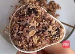 Illustration of how to make seaweed red rice balls 8