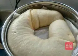 Illustration of how to make red oil flower rolls 11