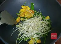 Recipe for stir-fried rice noodles with eggs and silver sprouts 4