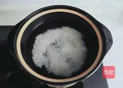 Illustration of how to make apple and longan rice porridge 4