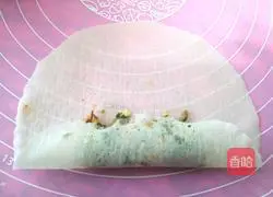 Illustration of how to make spring rolls stuffed with shepherd's purse 6