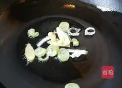 Illustration of how to make pork ribs, corn and radish claypot rice 7